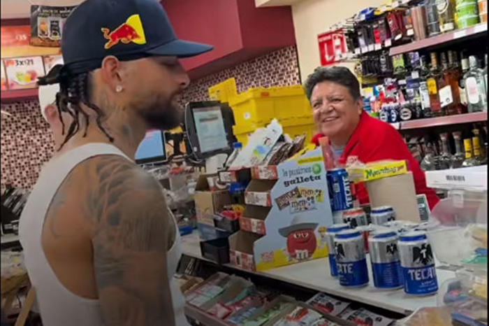 Maluma va a Oxxo por unas 'chelas' en Monterrey y así reacciona cajero