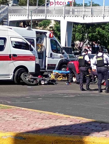 Mandan al hospital a motociclistas tras choque contra combi roja