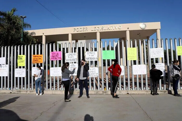 Manifestación Estudiantil Interrumpe Sesión en Congreso de Sinaloa