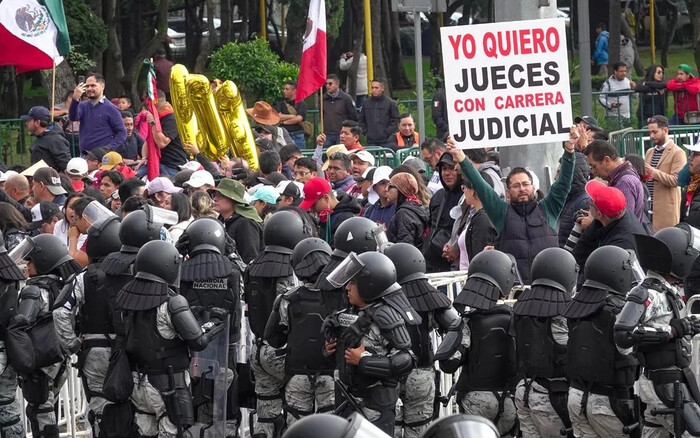 Manifestantes contra Reforma Judicial rodean San Lázaro