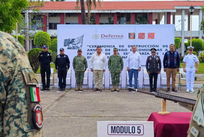 Manuel Esquivel Bejarano encabeza ceremonia de destrucción de armas en Lázaro Cárdenas