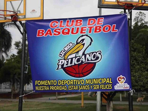 Manuel Esquivel entrega equipo deportivo al Club de Básquetbol “Pelícanos”