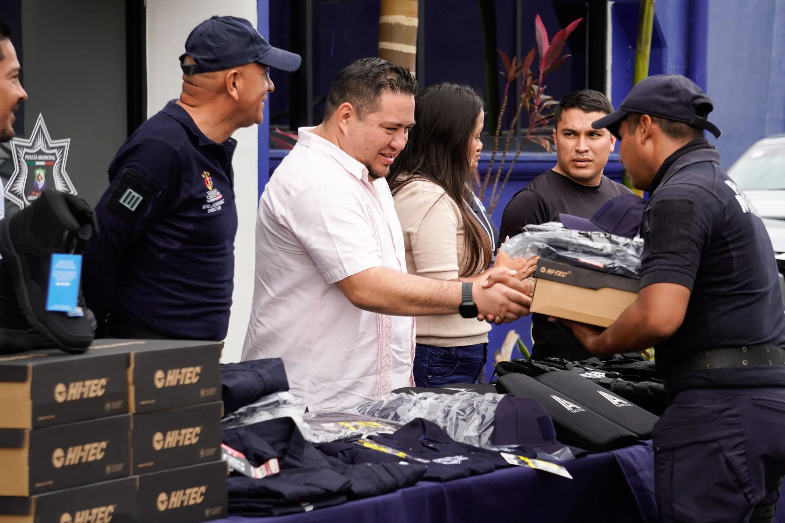 Manuel Esquivel Entrega Uniformes a Policías Municipales