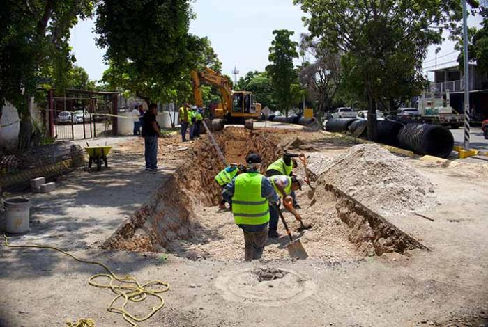 Manuel Esquivel supervisa trabajos de rehabilitación del colector sanitario en avenida Tariacuri