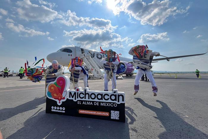 “Maravilloso el trato en Michoacán”, afirman turistas del primer vuelo directo con Ixtapa: Sectur