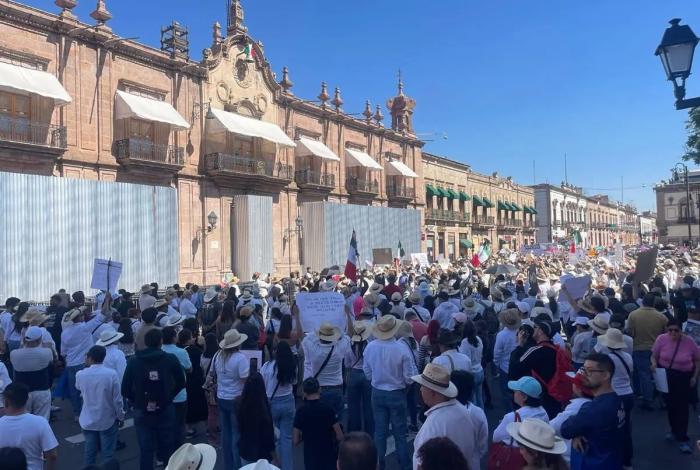 Marcha por la paz en Morelia termina con conato de bronca, detenidos y agresiones a la prensa