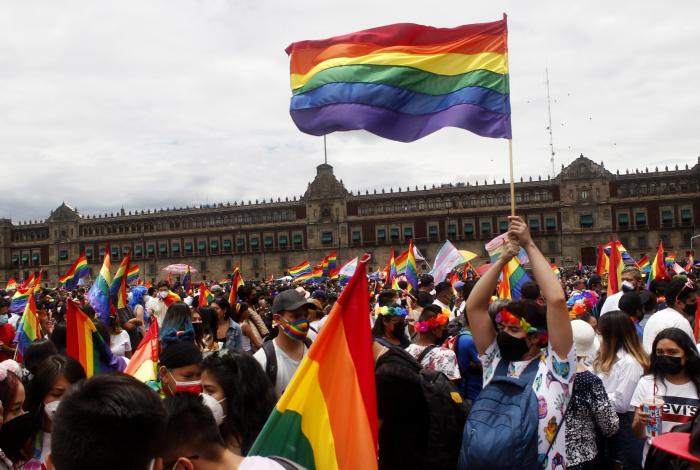 Marcha recorre calles de CDMX para celebrar Día del Orgullo LGBT+