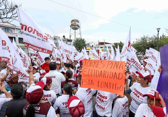 Marea guinda inunda último cierre de campaña de Torres Piña