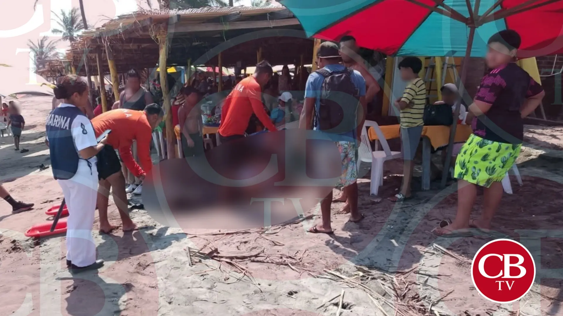 Marinos salvan a turista que se ahogaba en la costa michoaca
