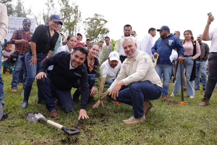 Más de 10 mil michoacanos se suman a la Jornada Nacional de Reforestación: Bedolla