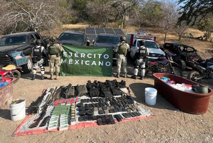 Más de 300 kilogramos de droga y 14 armas largas asegurados en Huetamo: SSP