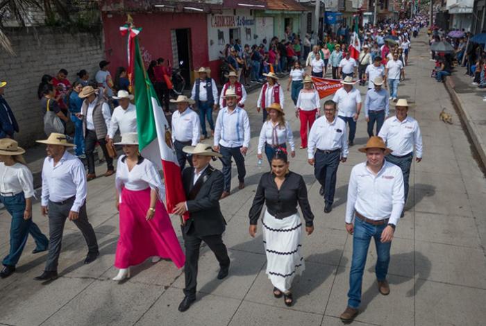Más de 3,900 participantes en el desfile cívico en Tarímbaro