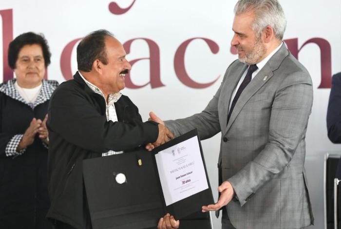 Más de 5 mil docentes pensionados reciben atención médica en el ISSSTE: Bedolla