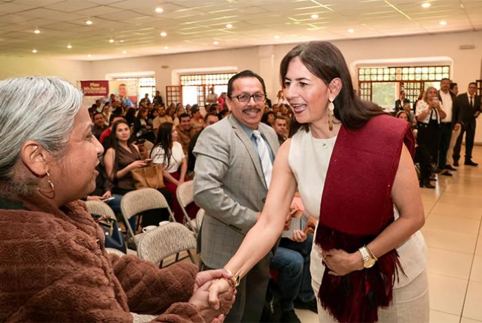 Más de 50 mil docentes fortalecen su labor en las aulas: Gabriela Molina