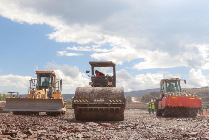 Más de mil 780 máquinas pesadas trabajan diariamente en 600 obras en el estado: Rogelio Zarazúa