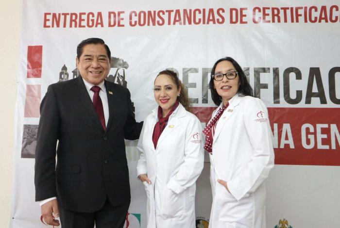 Más médicas y médicos se certifican en Michoacán