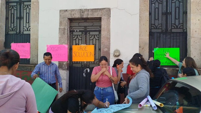 Mediante protestas es como SEE atiende necesidades en escuelas de Michoacán