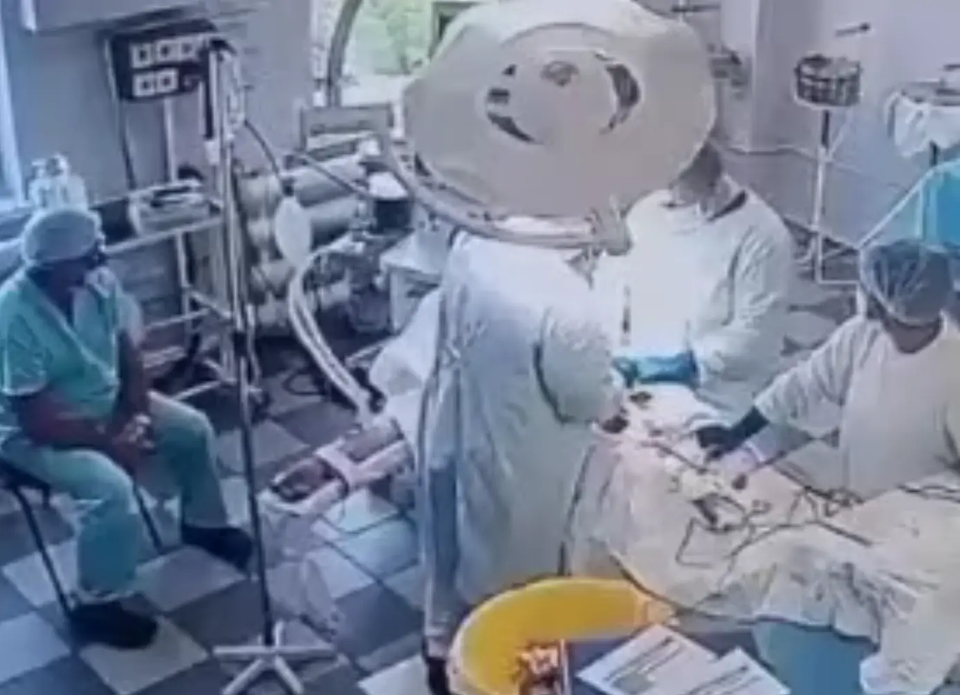 Médicos rusos continúan cirugía pese a terremoto de magnitud 8.8 en Rusia