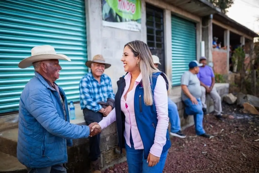 Mejoran caminos en Coangatzio con apoyo de Dayana Pérez