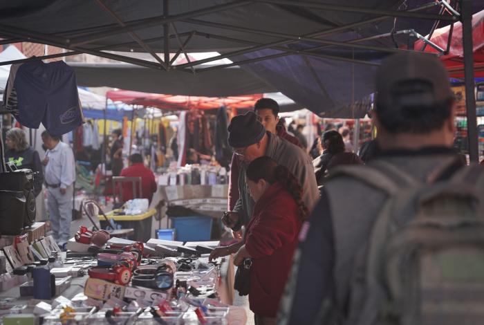 Melchor, Gaspar y Baltasar, de compras en el tianguis del Auditorio Municipal