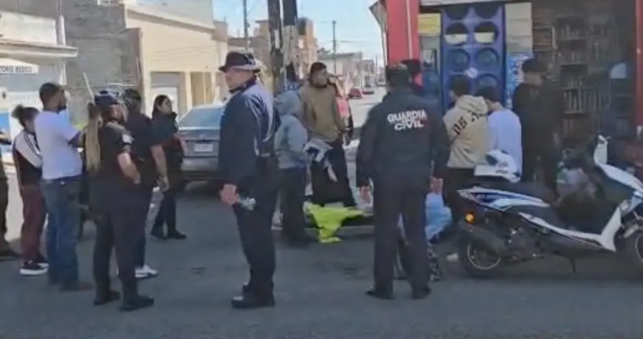 Menor de edad lastimado al chocar su moto con un auto en Morelia