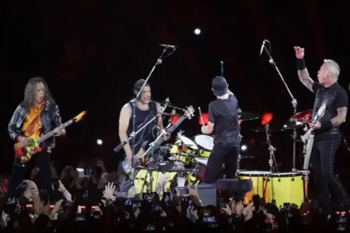 Metallica se luce y sorprende al tocar cover de “La Chona”