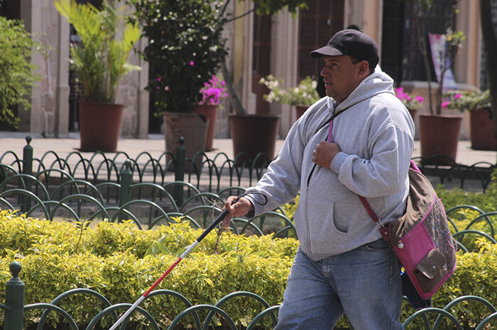 Mexicanos marchan sin ver en apoyo a las personas con ceguera en el Día del Bastón Blanco