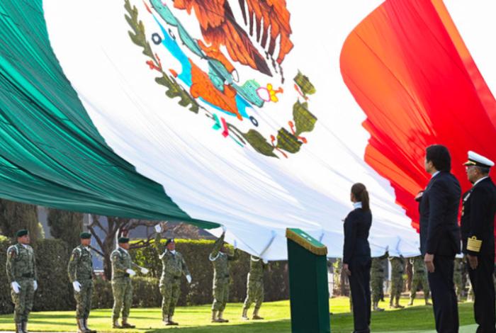 “México es dignidad, valentía y grandeza”: Sheinbaum en ceremonia por el Día de la Bandera