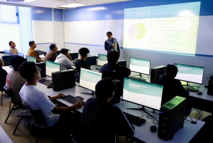 Michoacán a la vanguardia en IA; más de 12 mil jóvenes ingresan a cursos