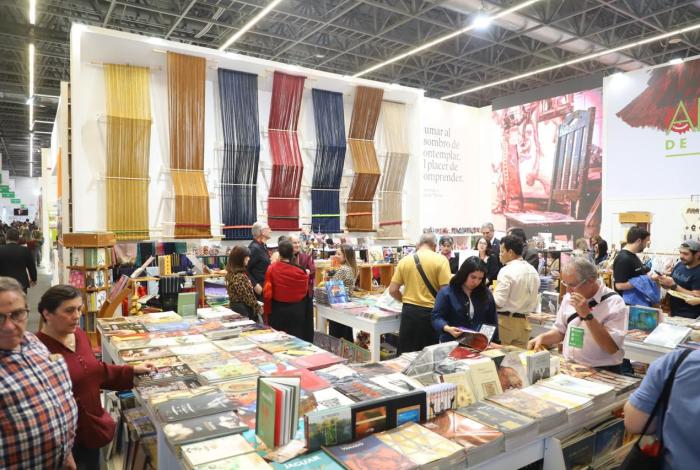 Michoacán celebra la enseñanza y tradición rebocera en la FIL de Guadalajara: Gabriela Molina