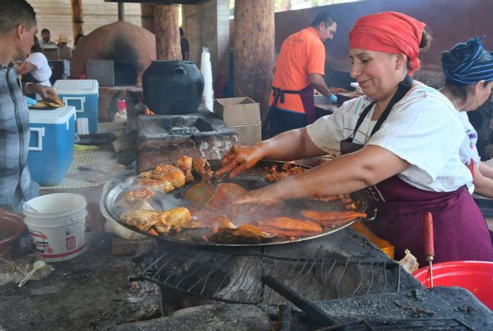 Michoacán conquistó Los Pinos con sus cocineras tradicionales