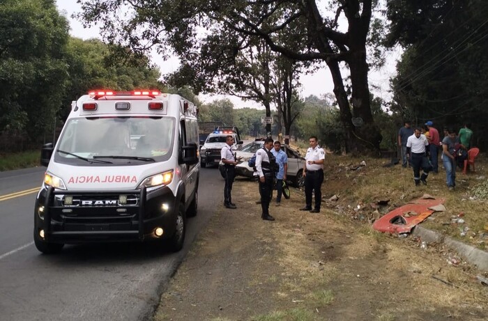 #Michoacán | Hombre resulta herido durante aparatosa volcadura en la Uruapan-Paracho