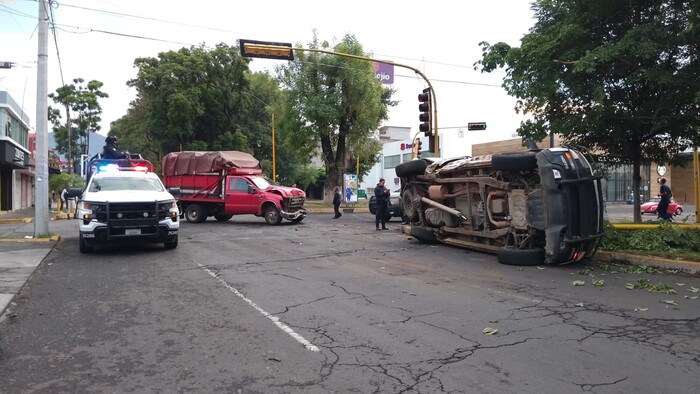 #Michoacán | Patrulla de Guardia Nacional termina volcada tras choque; hay 5 heridos