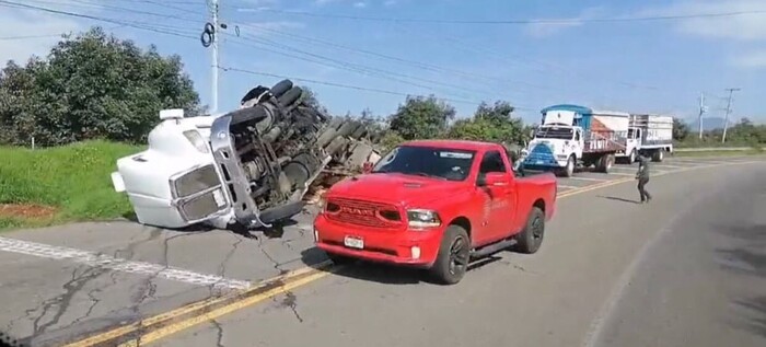 #Michoacán | Tráiler maderero vuelca en la carretera Uruapan – Paracho