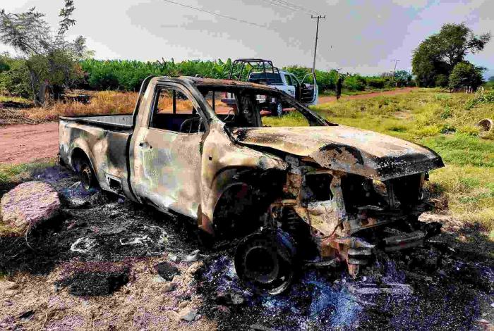 Mientras atendían reporte de camioneta calcinada, lanzan explosivo contra policías en Chandio