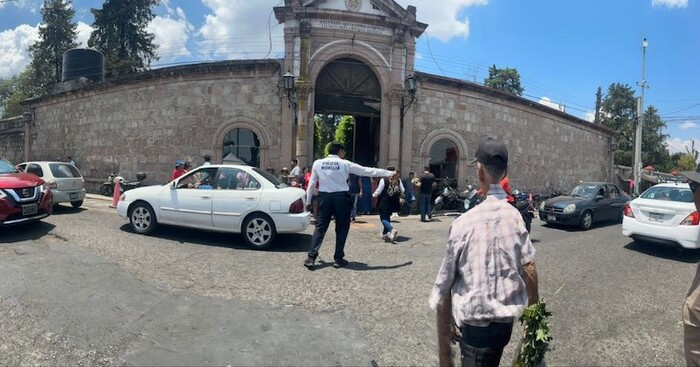 Miles acuden al Panteón Municipal para conmemorar el Día de las Madres