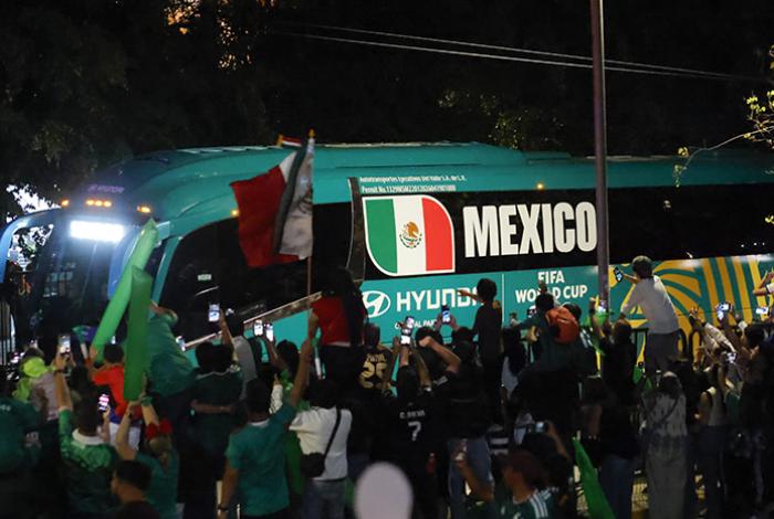 Miles de aficionados arropan a Selección Mexicana a su llegada a Guadalajara