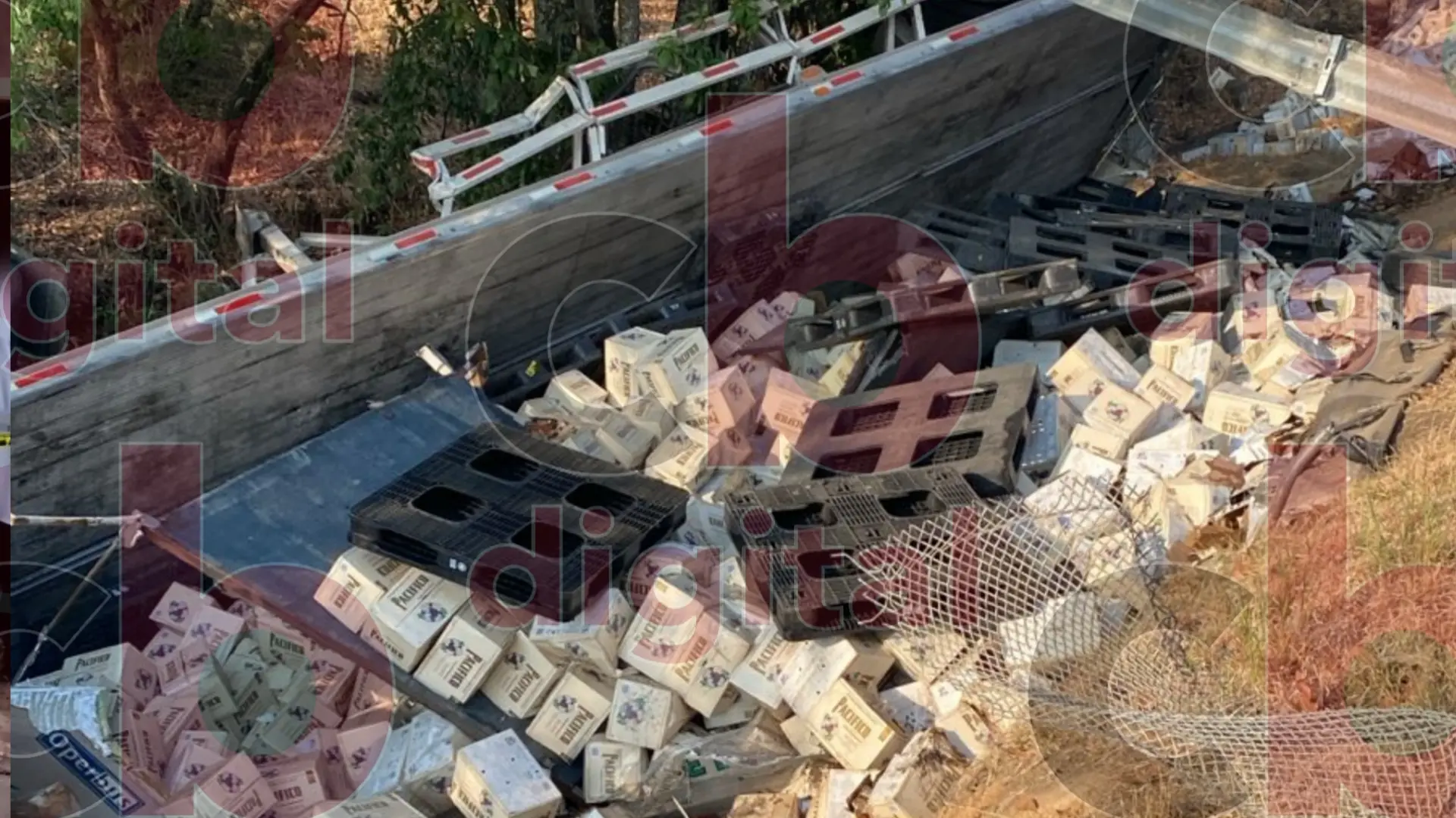 Miles de cervezas quedaron en la autopista México-Guadalajara