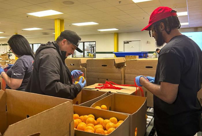 Miles de latinos abarrotan los bancos de comida en EUA ante la asfixiante inflación