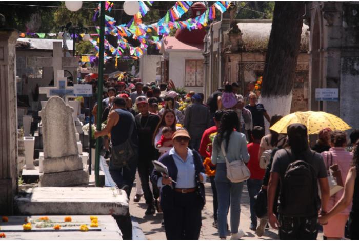 Miles de morelianos honran a sus difuntos este Día de Muertos