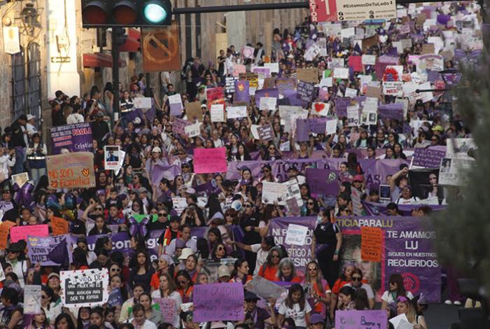 Miles de mujeres salen a marchar en Morelia contra la violencia machista
