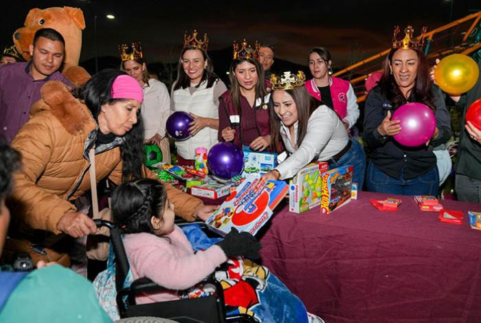 Miles de niños festejan Día de Reyes con Gladyz Butanda en Villas del Pedregal