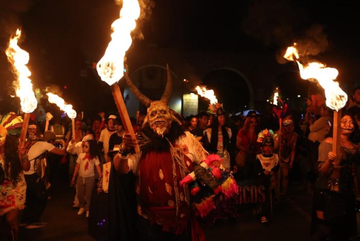 Miles de paseantes y turistas disfrutan del Zombie Walk