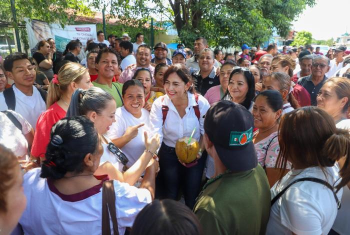 Militantes y simpatizantes de Morena reciben a Gaby Molina en Lázaro Cárdenas