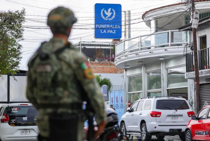 Militares resguardan funeraria donde velan a ‘El Mencho’