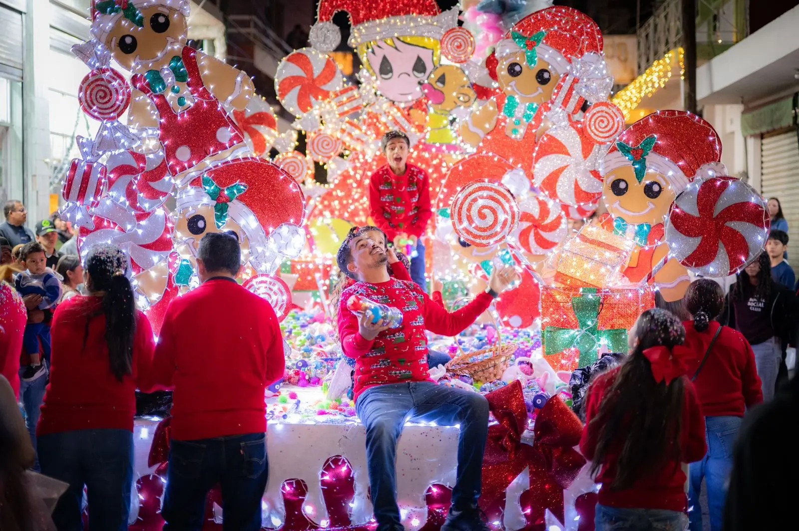 Moisés Navarro destaca unión familiar y esperanza durante desfile navideño en Yurécuaro
