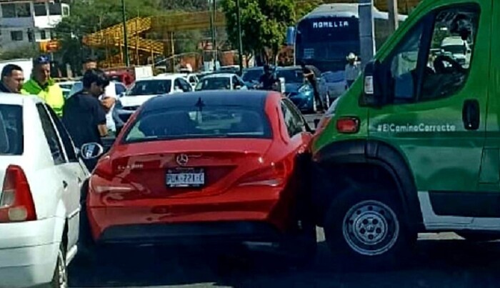 Morelia: Ambulancia y coche particular chocan en Avenida Madero Oriente