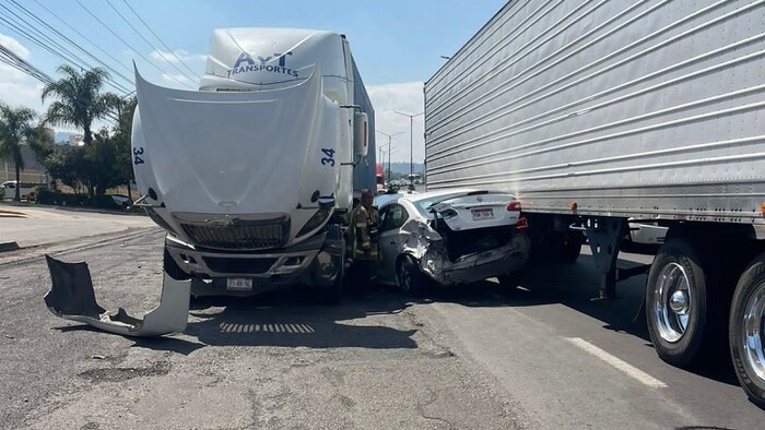 Morelia: Automóvil es destruido tras ser embestido por tráiler proyectado contra otro