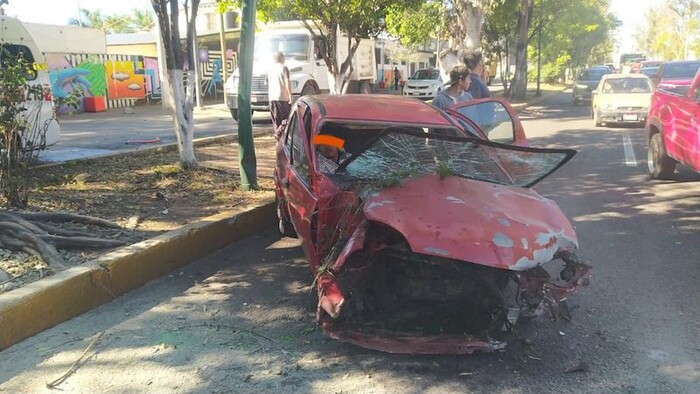 Morelia: Automovilista lesionado tras choque de auto contra un árbol