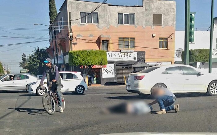 Morelia: Camioneta impacta a 2 personas en moto en la Avenida Décima